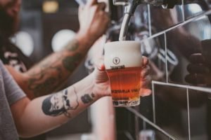Leia mais sobre o artigo A onda dos bares especializados em cerveja onde quem se serve é o cliente
