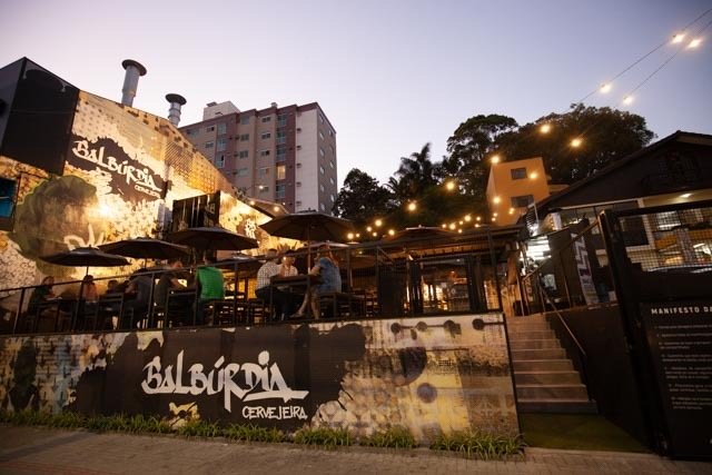 Leia mais sobre o artigo Cervejaria Balbúrdia: público pode apoiar campanha de doação com pagamento de couvert 
