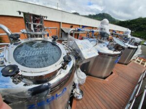 Leia mais sobre o artigo Cerveja Blumenau mira em inovação com implantação de nanocervejaria, envase de latas e adega para barris