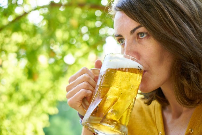 Leia mais sobre o artigo Dia da cerveja: apesar de ainda sofrerem preconceito, mulheres estão conquistando seu espaço