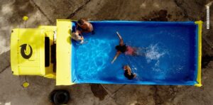 Leia mais sobre o artigo Skol transforma caminhão em piscina para refrescar consumidores neste verão