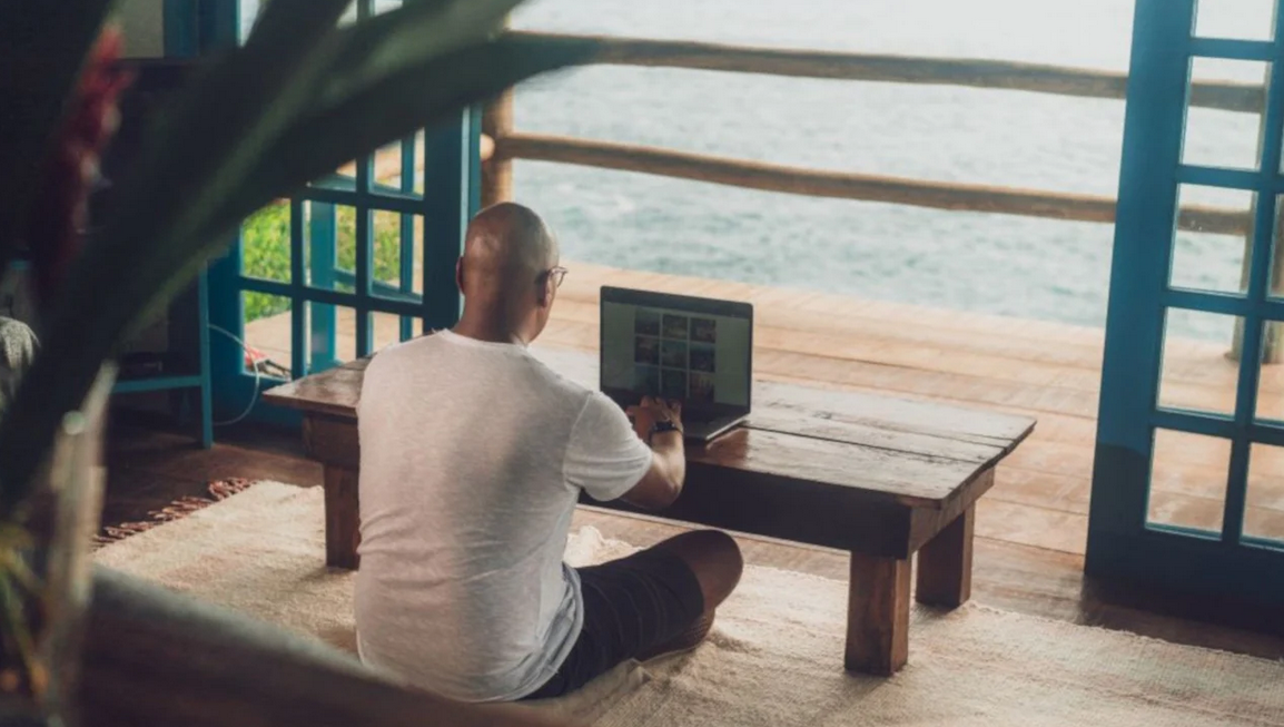 Leia mais sobre o artigo Cerveja Corona apoia consumidor que sonha com trabalho remoto na praia