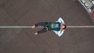 Leia mais sobre o artigo Cerveza Patagonia chama atletas de highline para travessia entre prédios