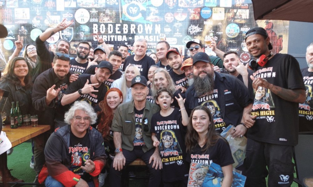 Leia mais sobre o artigo Bodebrown: Bruce Dickinson experimenta em Curitiba nova cerveja do Iron Maiden