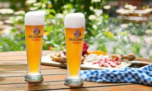 Leia mais sobre o artigo Oktoberfest no The Blue Pub tem cervejas, brindes e happy hour