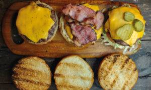 Leia mais sobre o artigo Dia do hambúrguer: Celebre no Steel Bar com o combo perfeito