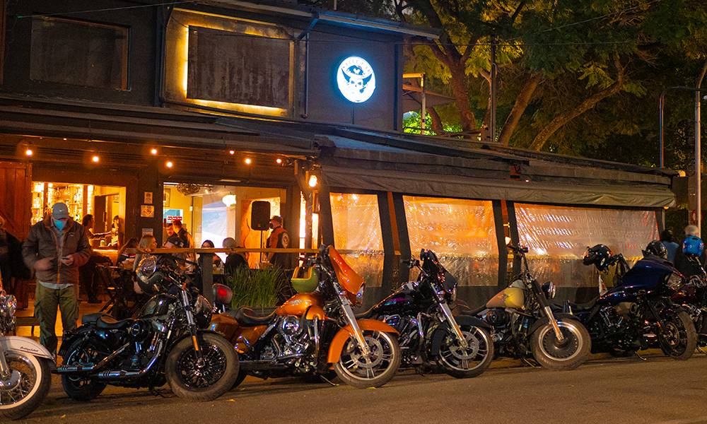 Leia mais sobre o artigo Steel Bar: Happy Hour com Double Lager e Música ao vivo