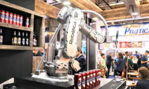 Leia mais sobre o artigo Prosit VIP inova e apresenta Robô Cervejeiro na Oktoberfest Blumenau 2023