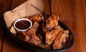 Leia mais sobre o artigo Dickey’s Barbecue Pit: Churrasco a domicílio sem defumar a casa toda