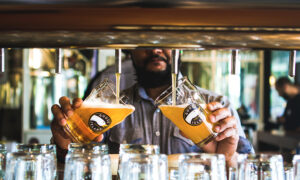 Leia mais sobre o artigo Goose Island Brewhouse recebe show intimista da banda Raça durante celebração do Festival IPA Month