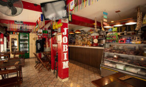 Leia mais sobre o artigo Bar Jobim inaugura com Calçada de Ipanema e presença de Helô Pinheiro