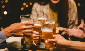 Leia mais sobre o artigo Como a Cultura da Cerveja Conecta Pessoas ao Redor do Mundo