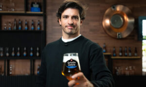 Leia mais sobre o artigo Estrella Galicia 0,0 renova contrato com piloto de Fórmula 1 Carlos Sainz