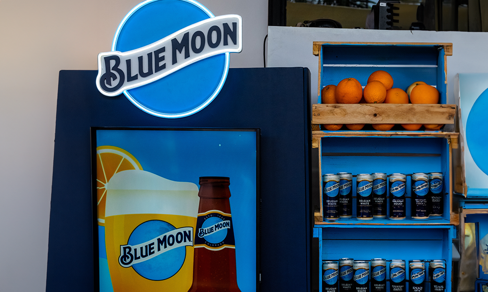 No momento, você está visualizando Blue Moon na SP-Arte 2025: copos, arte e ativações únicas
