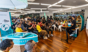 Leia mais sobre o artigo Cerveja Praya realiza coletiva com campeão mundial de surfe Yago Dora