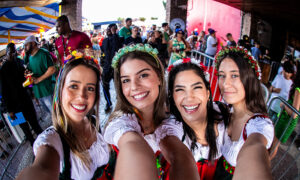 Leia mais sobre o artigo Oktoberfest Beagá terá mais de 20 cervejarias e 40 rótulos diferentes de cerveja