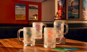 Leia mais sobre o artigo Outback Steakhouse celebra memórias com as icônicas canecas colecionáveis