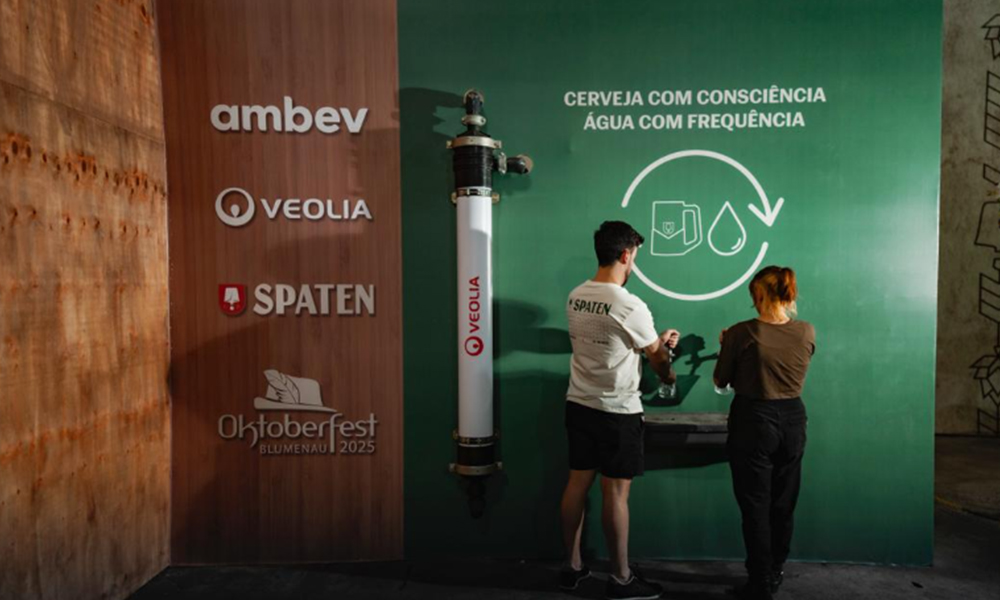 Leia mais sobre o artigo Um brinde à moderação! Ambev oferece água grátis na Oktoberfest de Blumenau