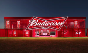 Leia mais sobre o artigo Budweiser une nostalgia e experiência no Lollapalooza 2026