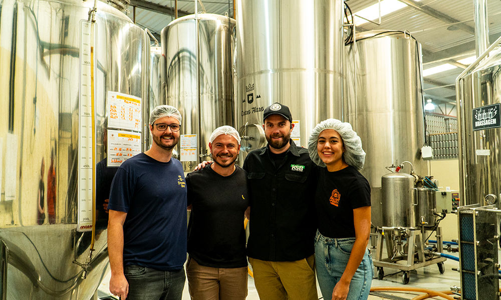 Banner de divulgação do clube de assinatura Double Trouble da Prussia Bier, mostrando copo de cerveja e informações dos planos de Double IPA.