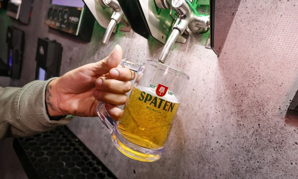 Cerveja Spaten e atrações de rock no festival Capital Moto Week 2026 em Brasília.